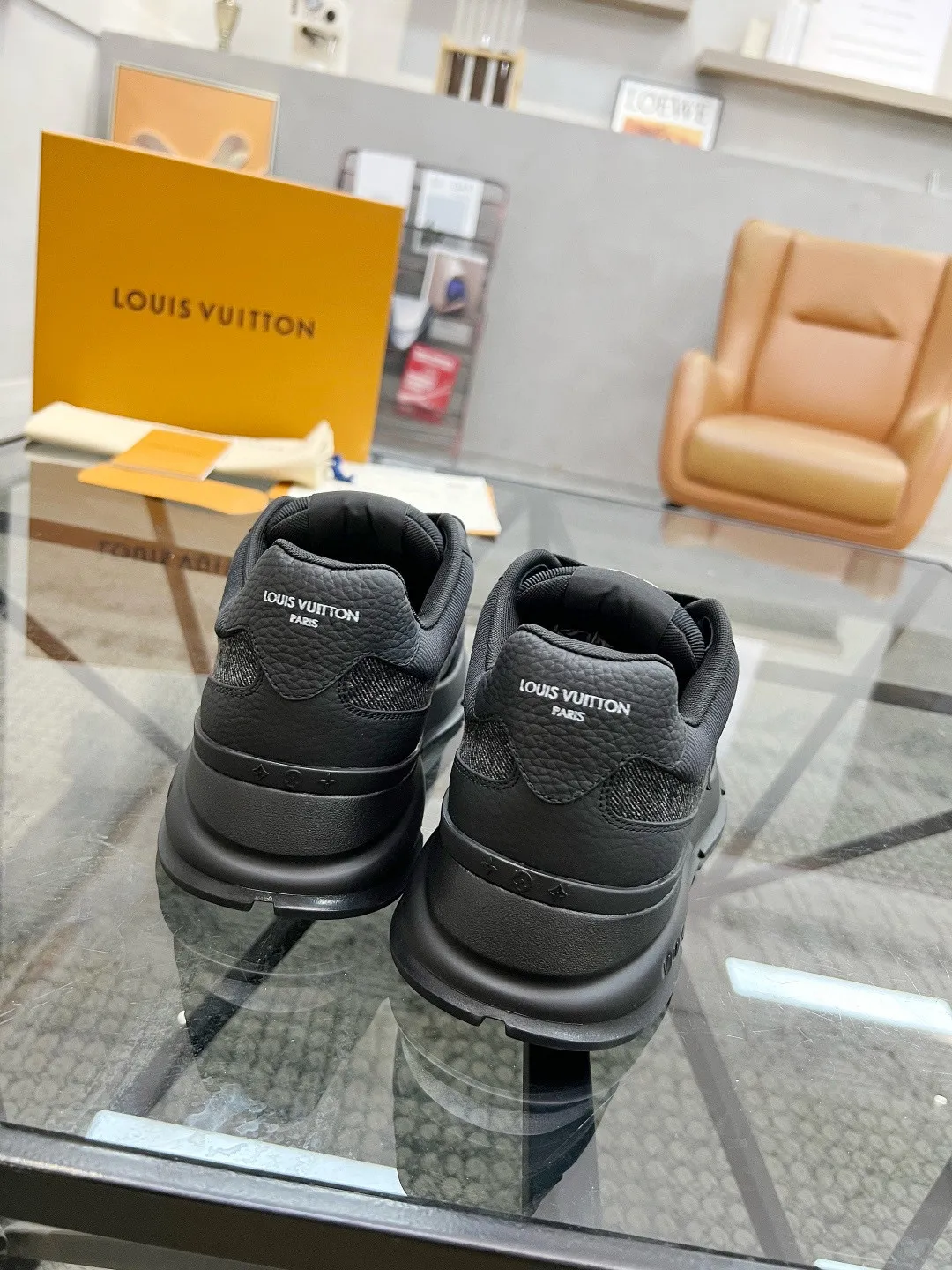 Factory price: 460💰LV🔍Top purchasing agent🇮🇹 Road The popular sports sneakers counter of the popular street man is synchronized with the uppers of Italian cowhide and cloth fabrics, high-quality splicing and complex craftsmanship, imported breathable mesh inner pads, soles: original soles specially provided by the original factory, T men's men's shoes 💰U exclusive movable molded soles are super comfortable, original factory single goods, 🔍🔍high quality, you can enter and exit the counter at will, welcome to compare. Code number 38-44, (45 customized)